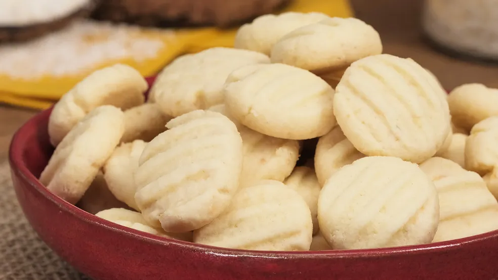 Biscoitos de maisena amanteigados em uma tigela